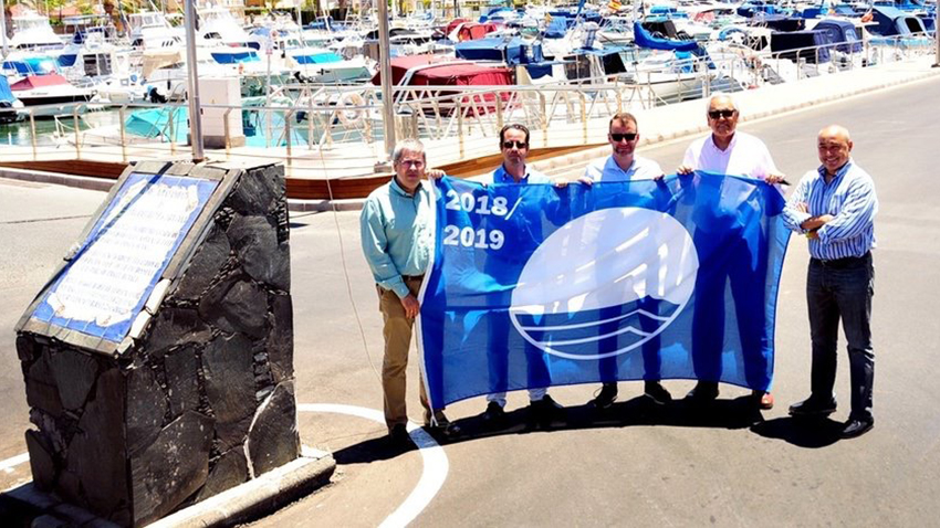 Pasito Blanco iza la trigésima bandera azul consecutiva de su historia