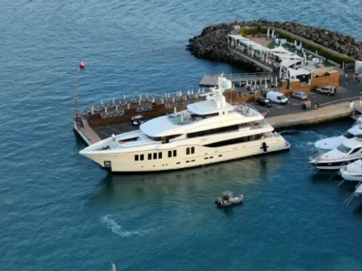 El superyate RUYA visita Pasito Blanco