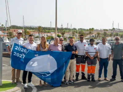 Pasito Blanco vuelve a izar la Bandera Azul, símbolo de excelencia náutica y compromiso ambiental