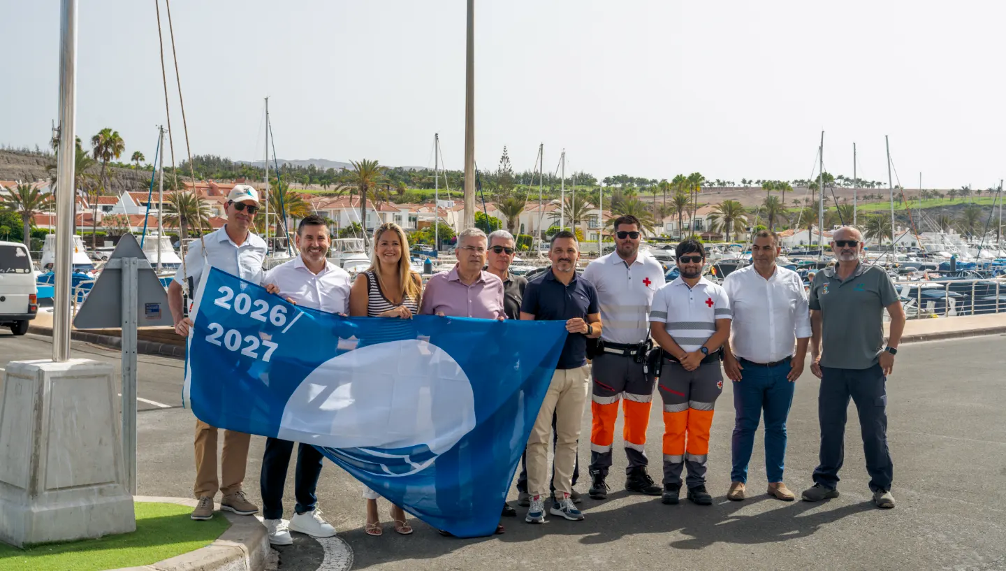 Pasito Blanco vuelve a izar la Bandera Azul, símbolo de excelencia náutica y compromiso ambiental